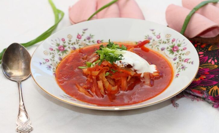 Come spuntino pomeridiano, i pazienti con gotta possono mangiare borscht vegetariano